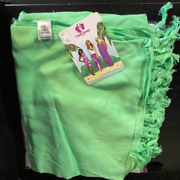 1 green, 1 white sarong - Picture 2 of 2